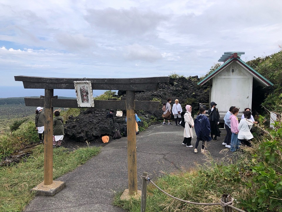 三原山神社は溶岩に呑み込まれる寸前に残された証であり、これこそ神様の力の証明です。